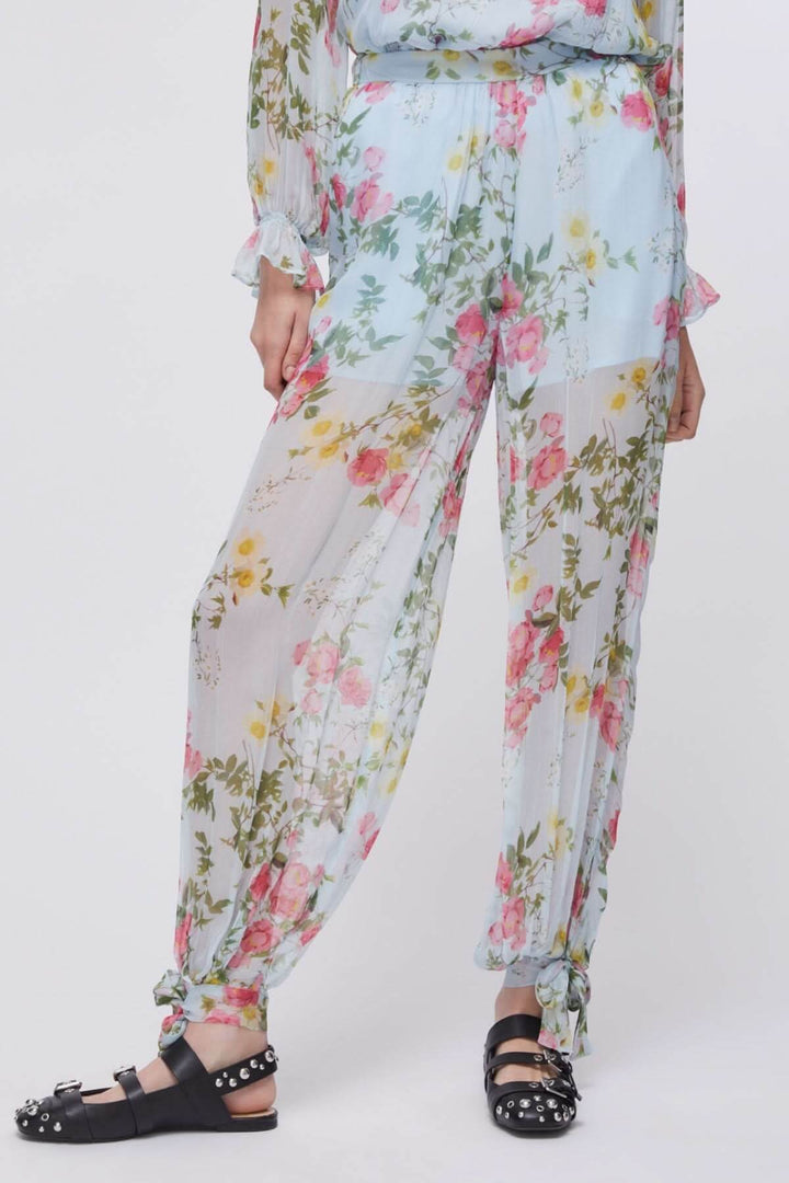 Flowy pants with a floral print