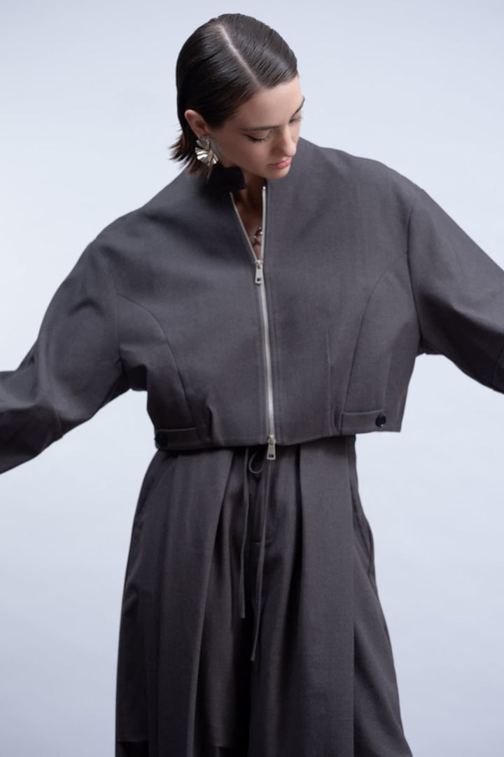 Vue de face veste courte Haako femme noire avec boutons dorés - Valérie Simon