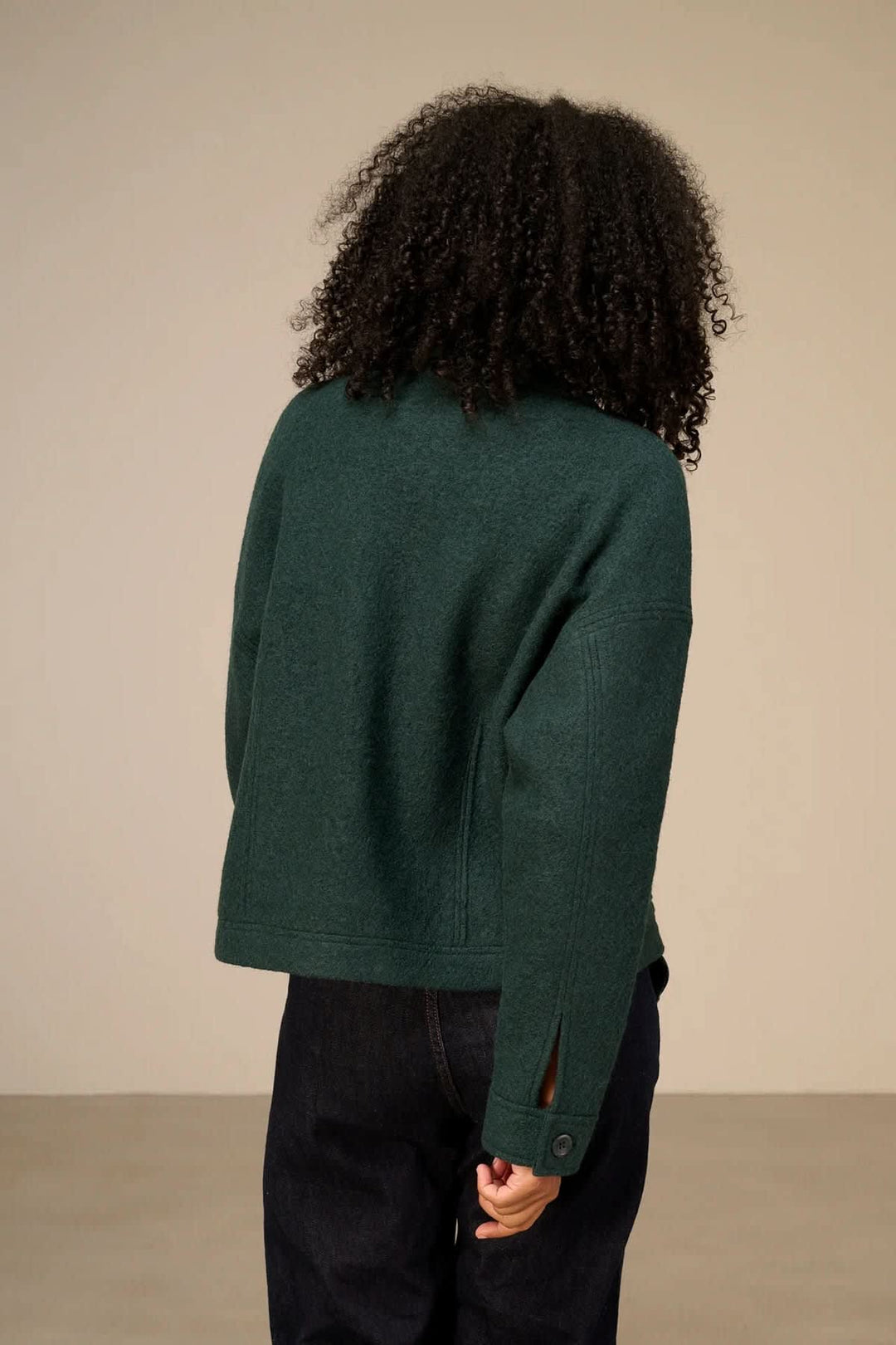Veste courte boutonnée à col chemise vue de face pour femme Nile