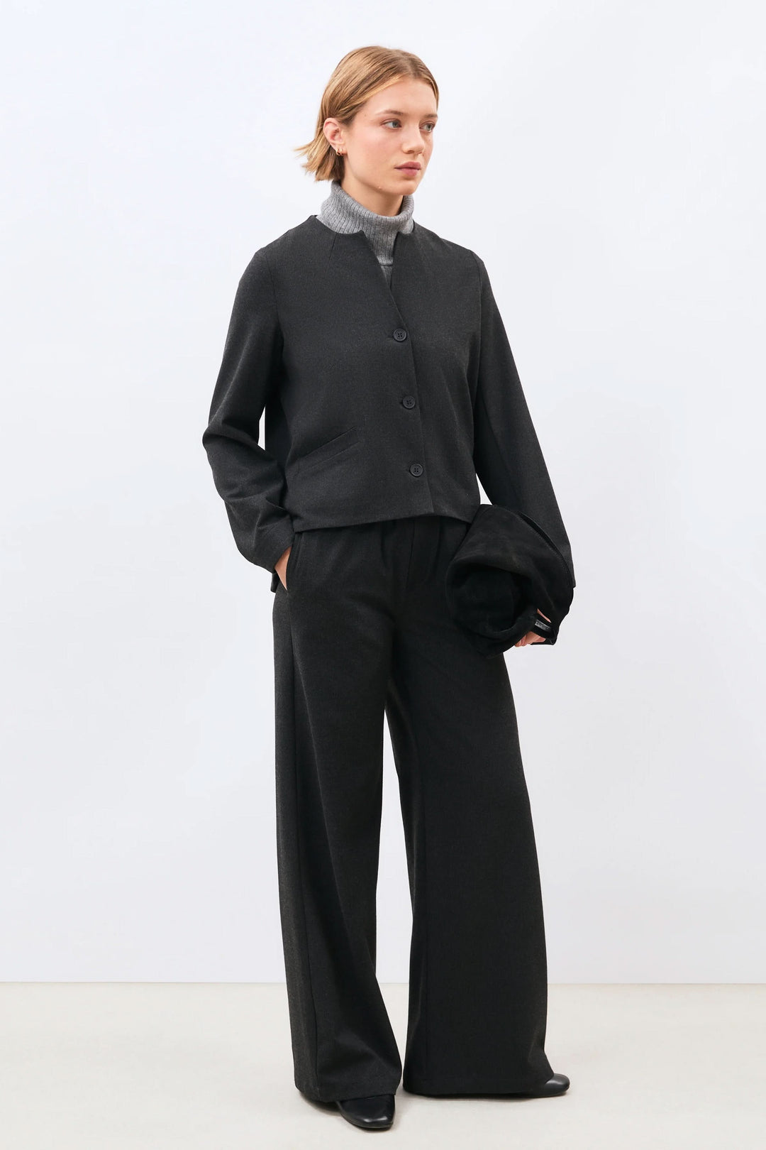 Veste courte Casio structurée à col rond vue de face pour femme Humility
