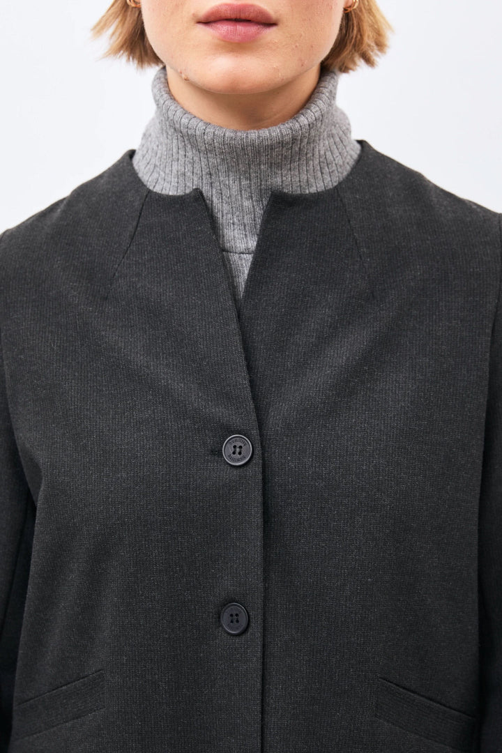 Veste courte Casio structurée à col rond vue de face pour femme Humility