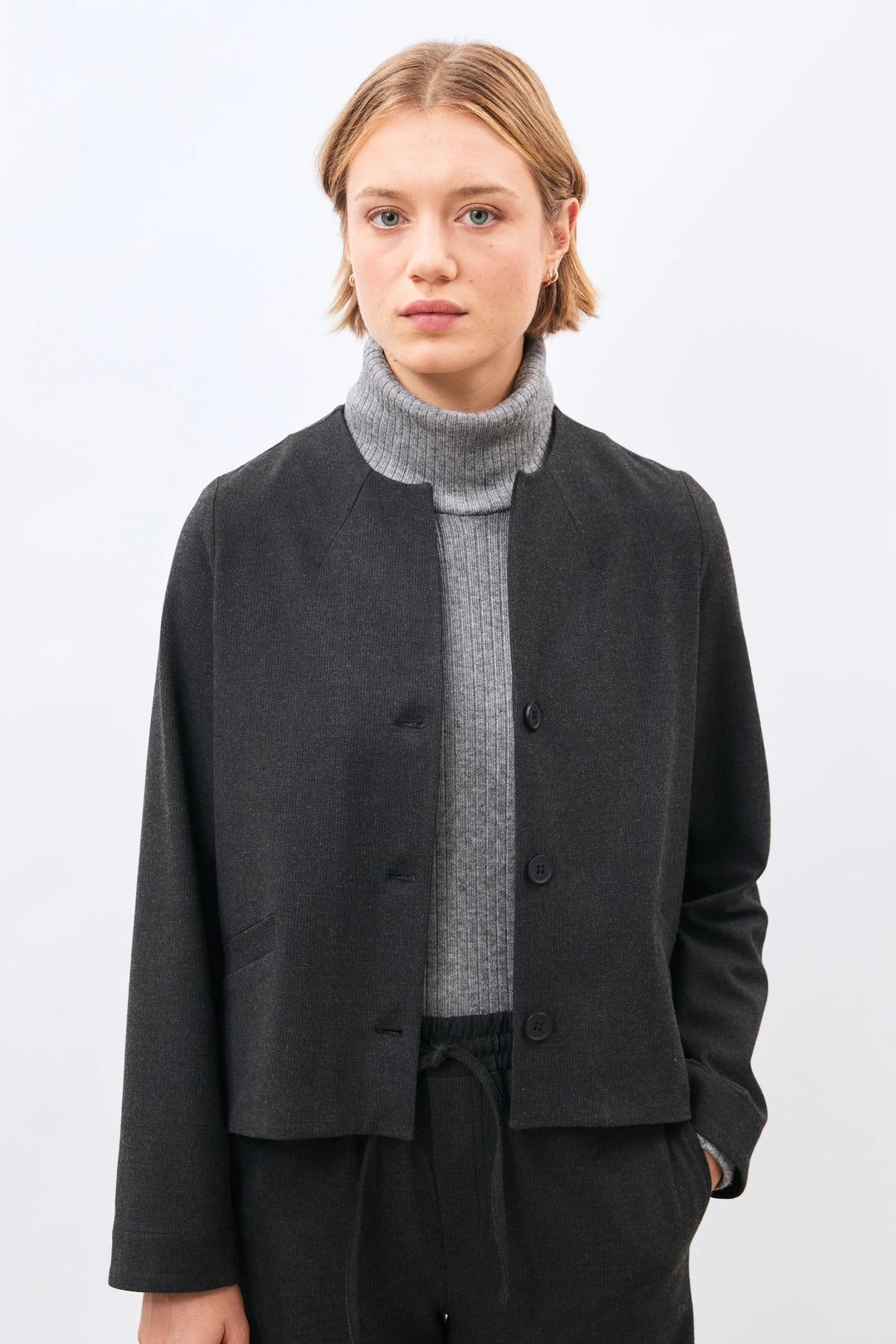 Veste courte structurée à col rond vue de face pour femme Humility