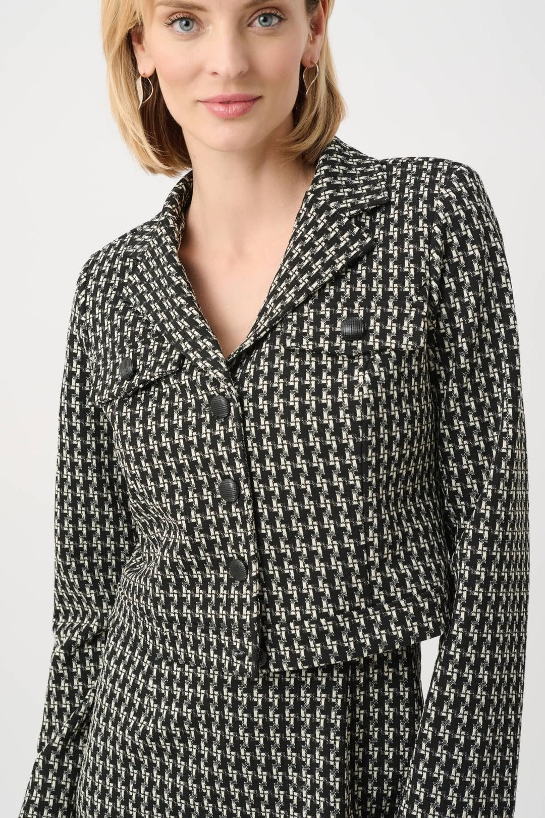 Vue de face veste courte en maille texturée Joseph Ribkoff noire pour femme - Valérie Simon