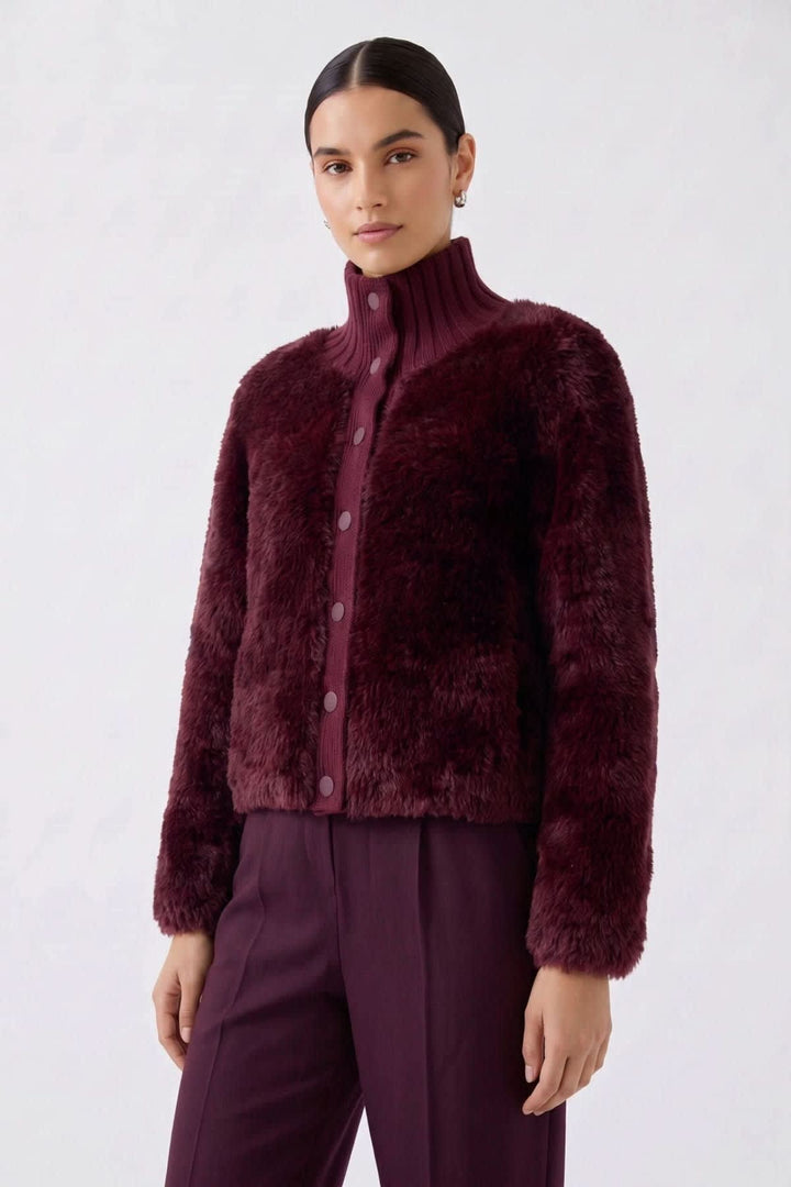 Veste en fausse fourrure à col montant vue de face pour femme Oui