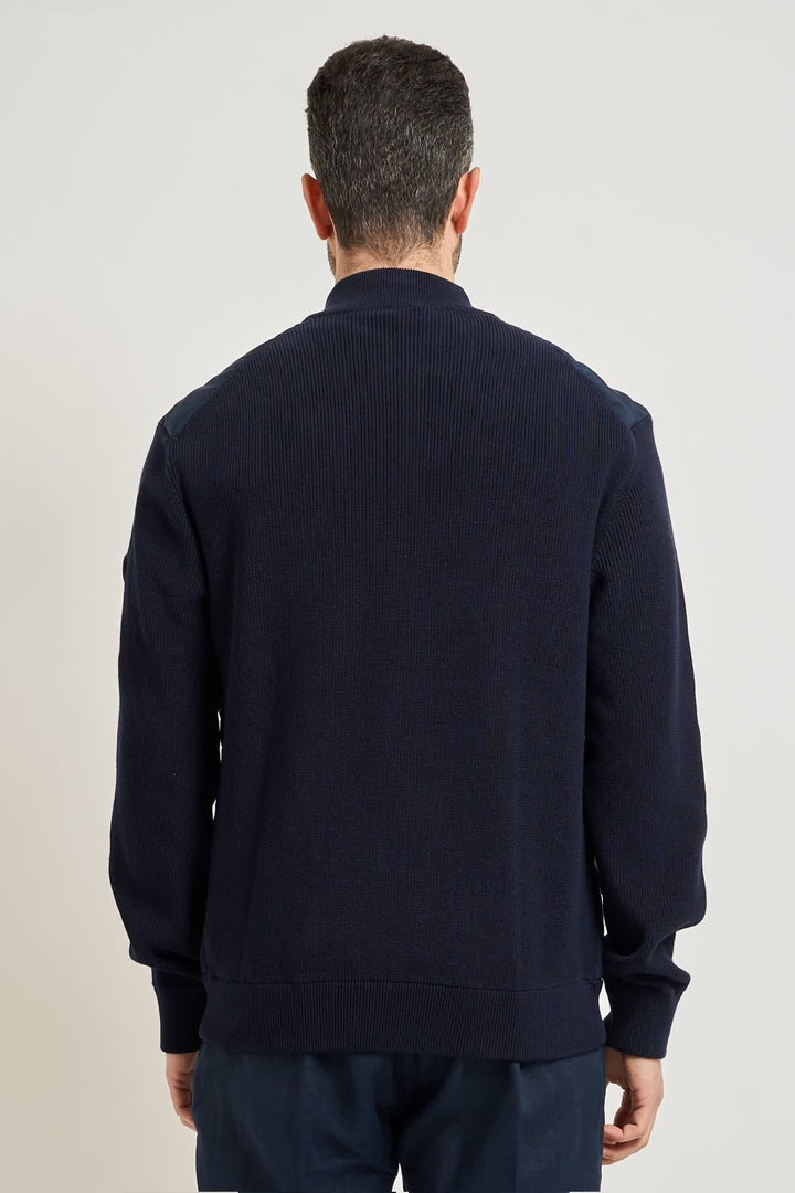 Vue de face blouson Hugo Boss pour homme noir avec détails zippés - Valérie Simon