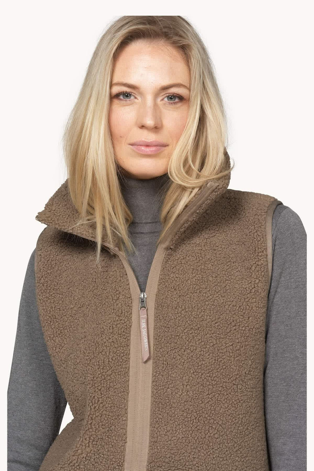 Veste longue sans manches en sherpa vue de face pour femme Ilse Jacobsen
