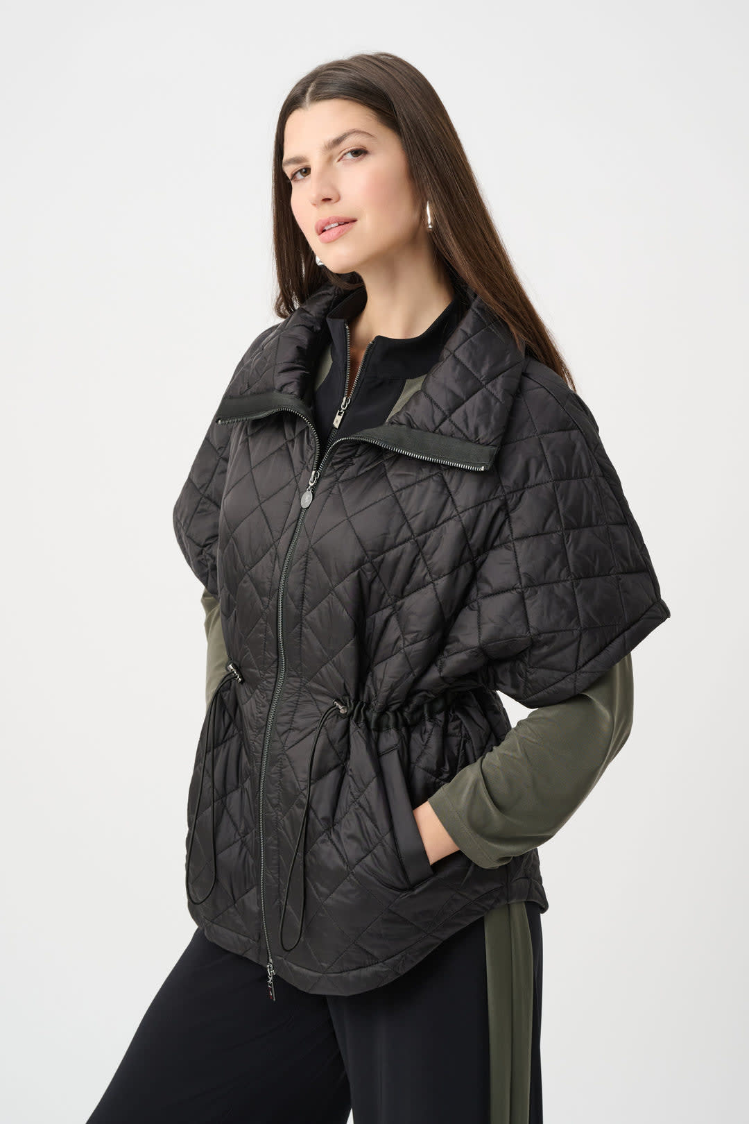 Vue de face veste sans manche matelassée noir Joseph Ribkoff pour femme - Valérie Simon