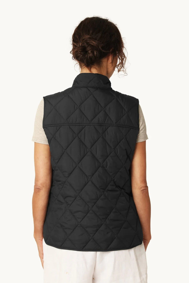 Front view of the Ilse Jacobsen black quilted sleeveless jacket for women - Valérie Simon