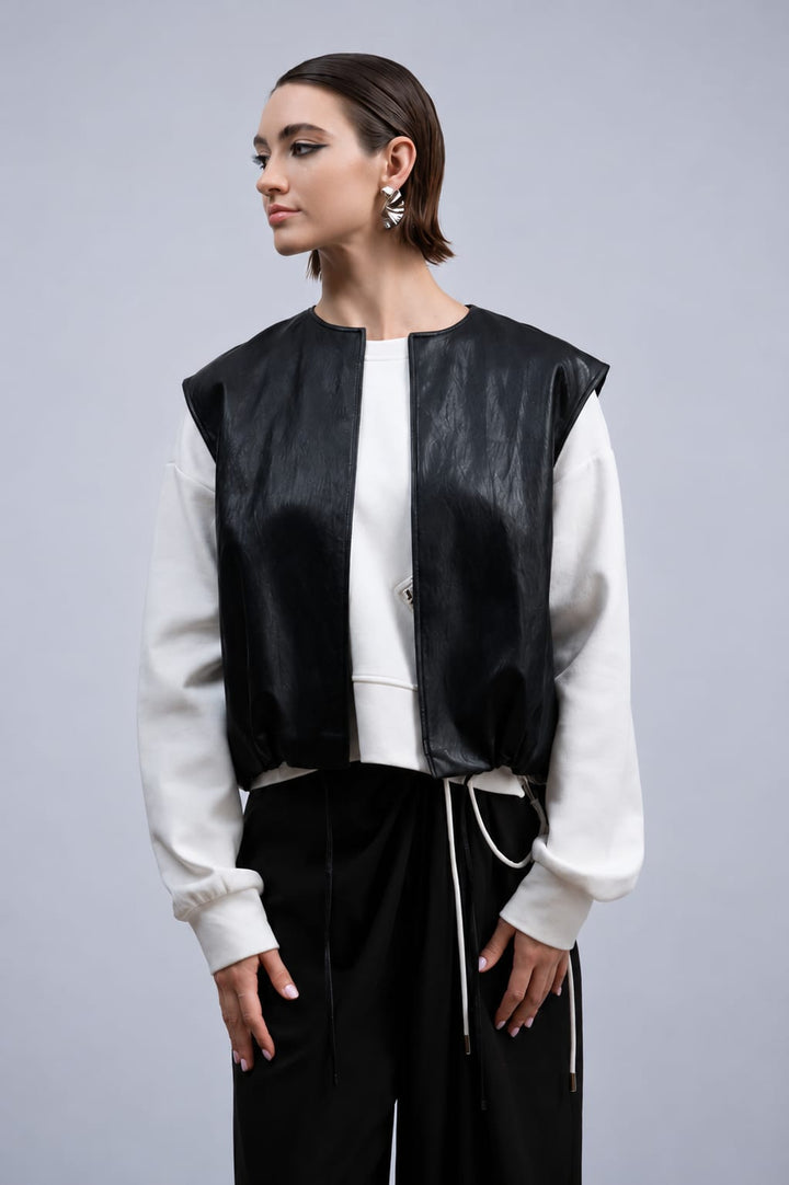 Vue de face veste sans manche similicuir noir à boutons Haako pour femme - Valérie Simon