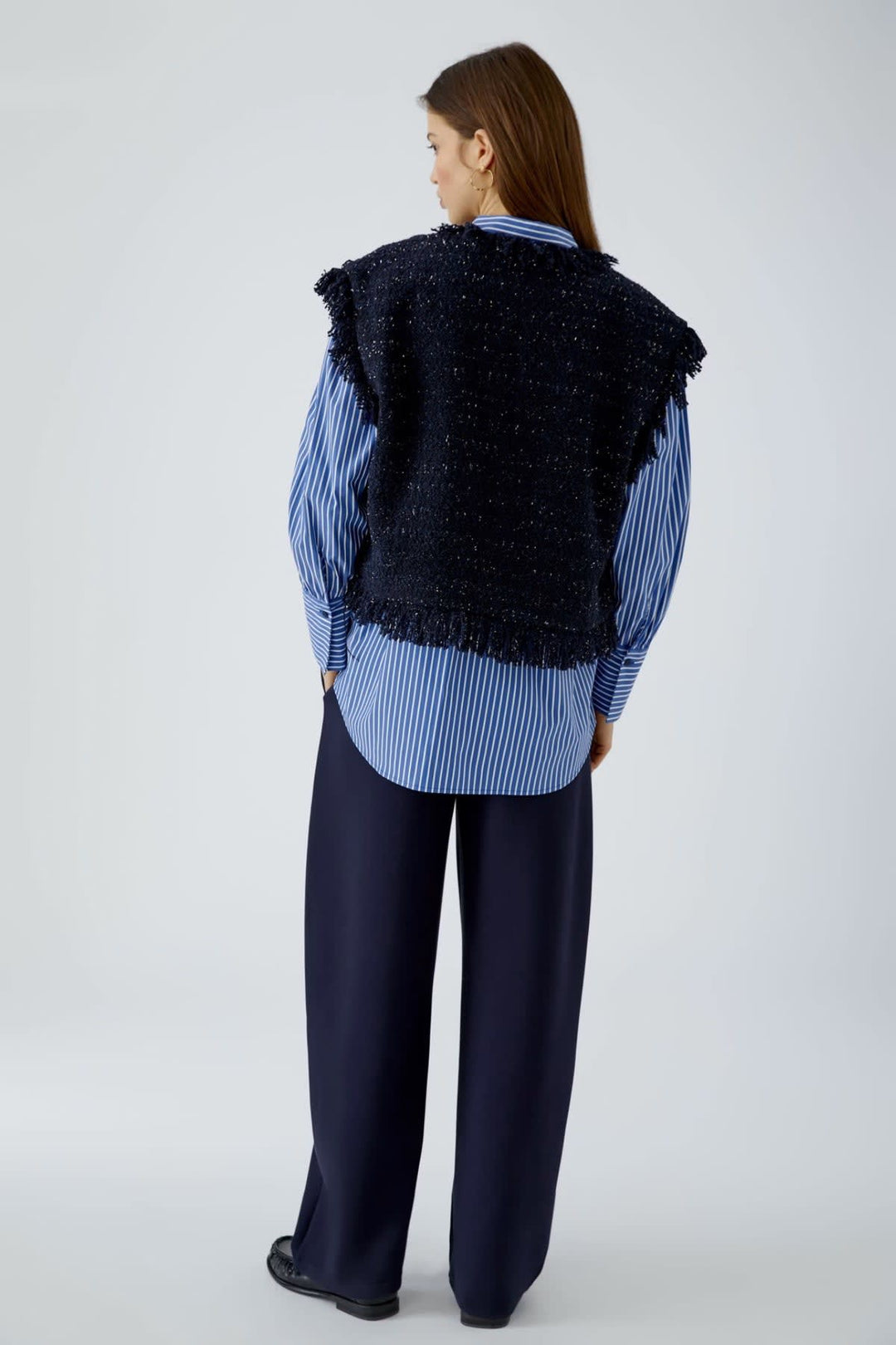 Veste sans manches bouclée à franges vue de face pour femme Oui