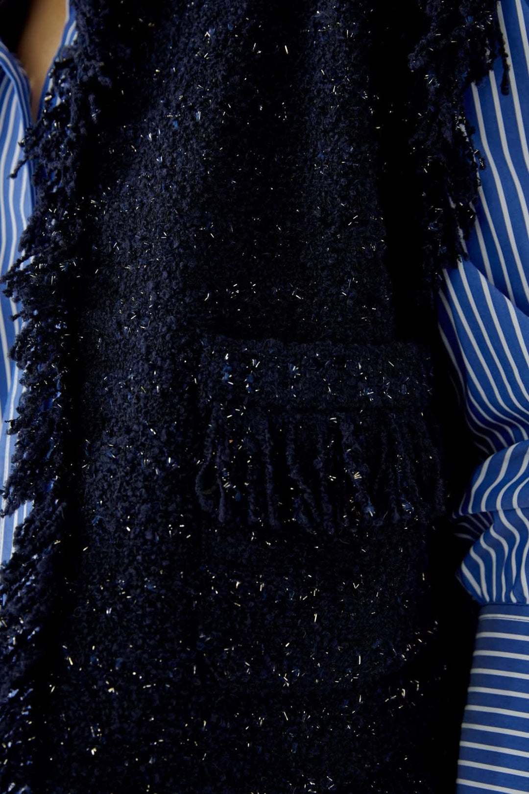 Veste sans manches bouclée à franges vue de face pour femme Oui