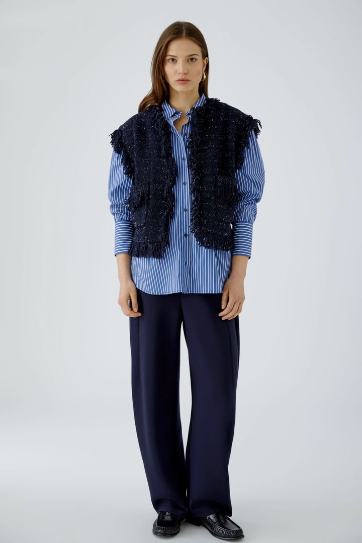 Veste sans manches bouclée à franges vue de face pour femme Oui