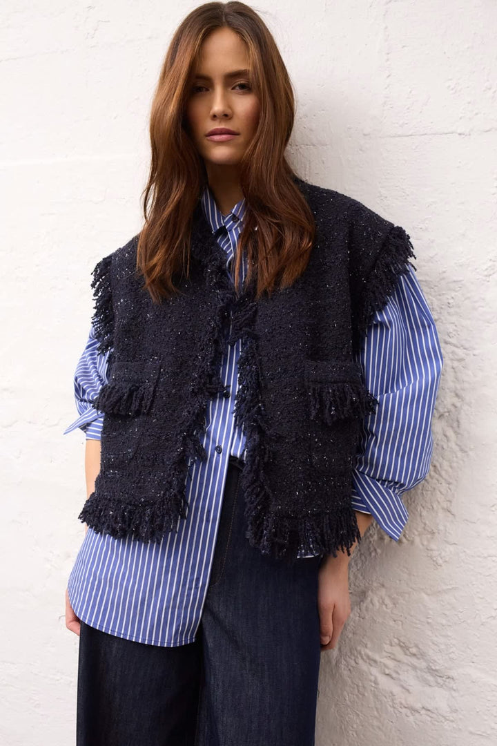 Veste sans manches bouclée à franges vue de face pour femme Oui