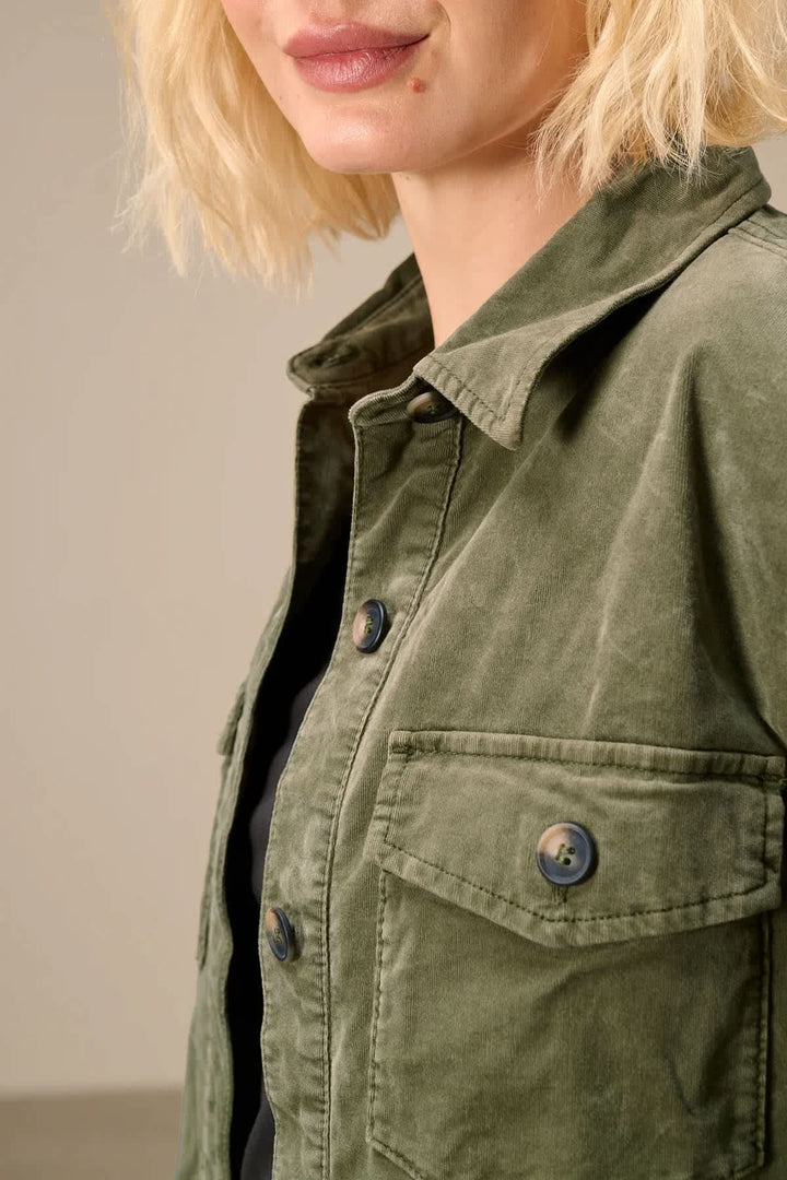 Veste style surchemise à poches vue de face pour femme Nile