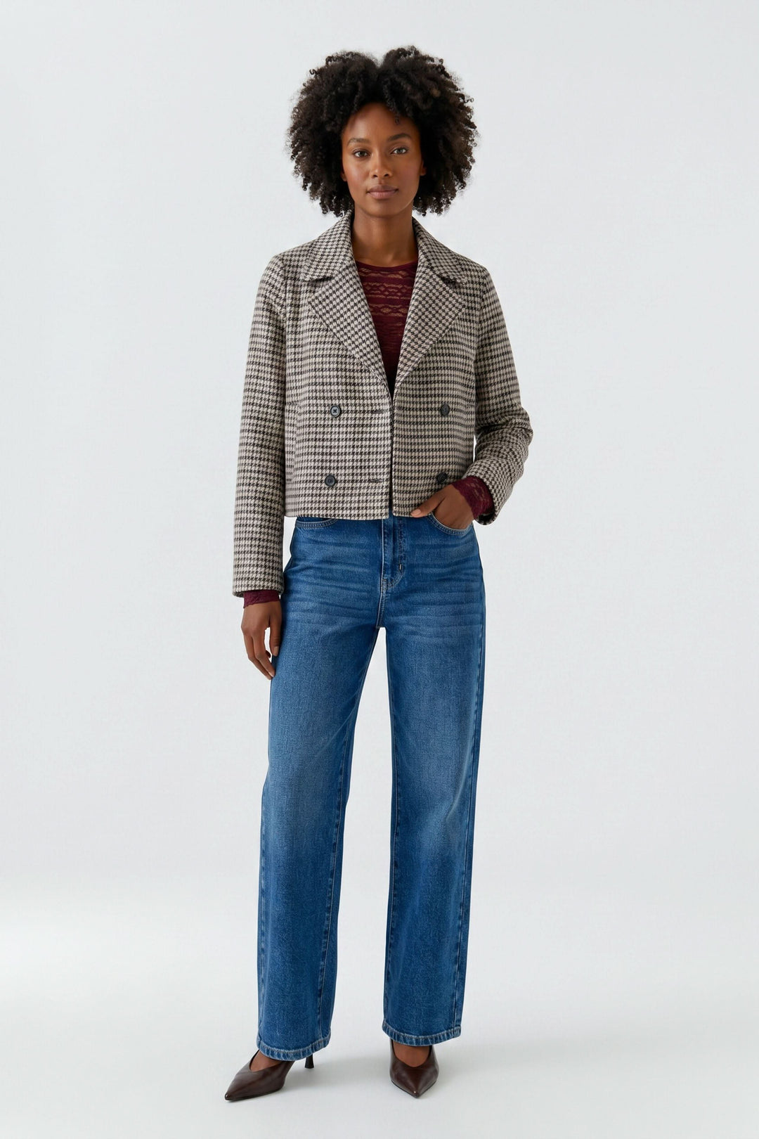 Veston court pied-de-poule noir et blanc vue de face pour femme Oui