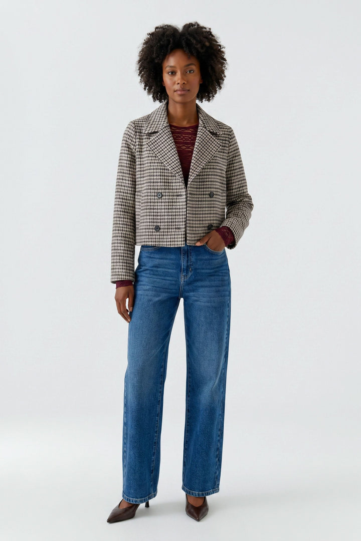 Veston court pied-de-poule noir et blanc vue de face pour femme Oui