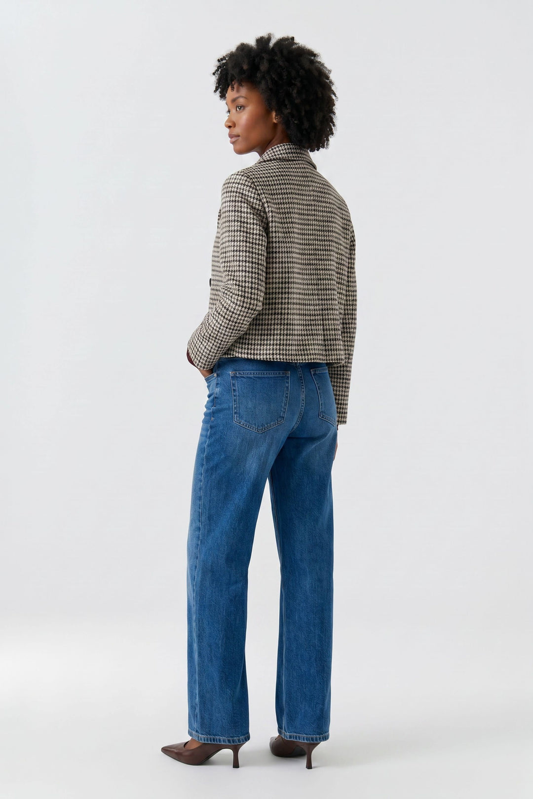 Veston court pied-de-poule noir et blanc vue de face pour femme Oui