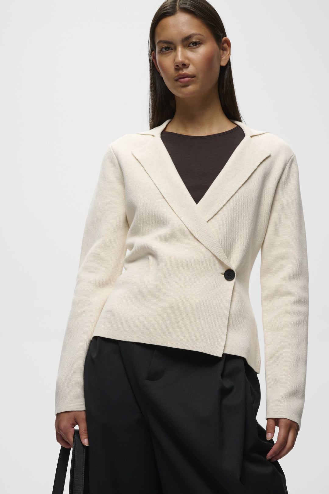 Veston en tricot à fermeture asymétrique vue de face pour femme Inwear