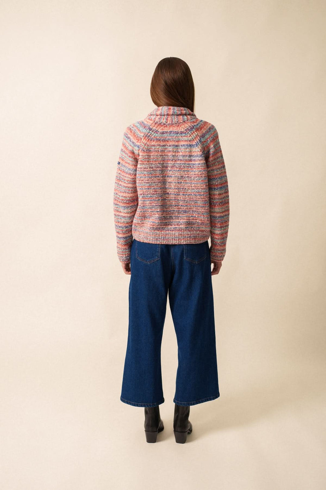 Arrière d'un Cardigan ZURICH multicolore avec col châle, porté avec un jean, ajoutant une touche cosy et originale à la tenue quotidienne.
