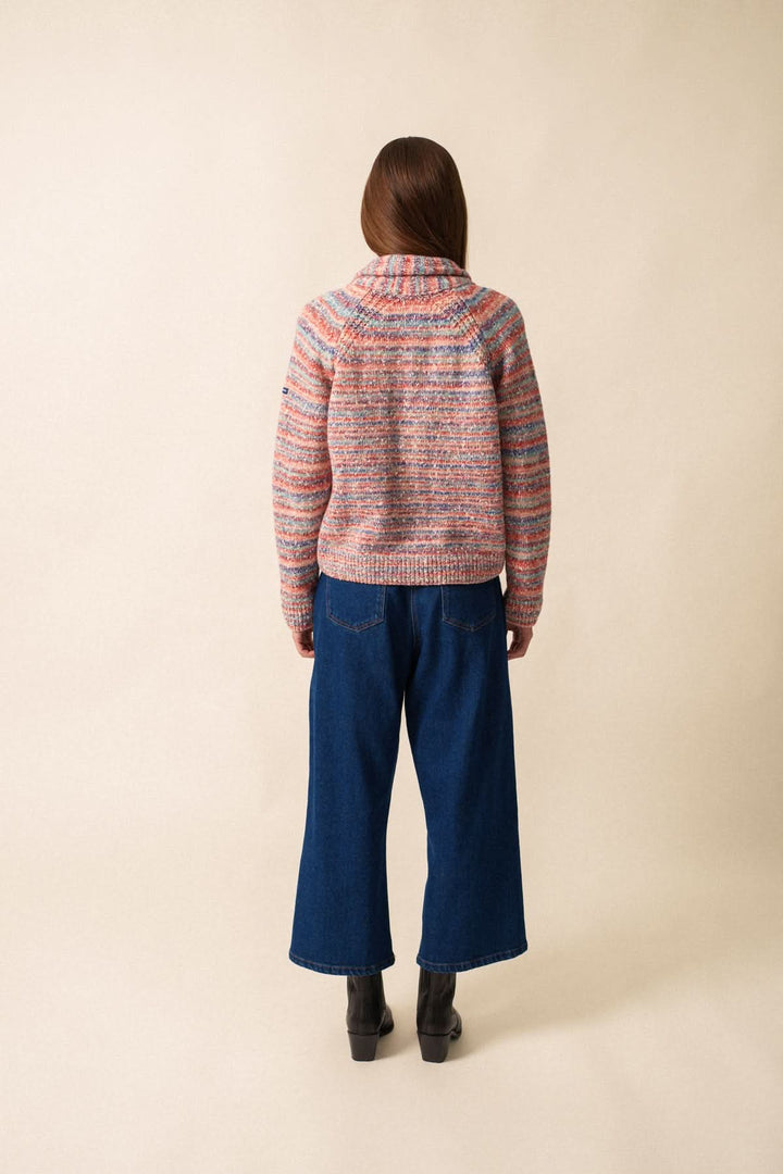 Arrière d'un Cardigan ZURICH multicolore avec col châle, porté avec un jean, ajoutant une touche cosy et originale à la tenue quotidienne.