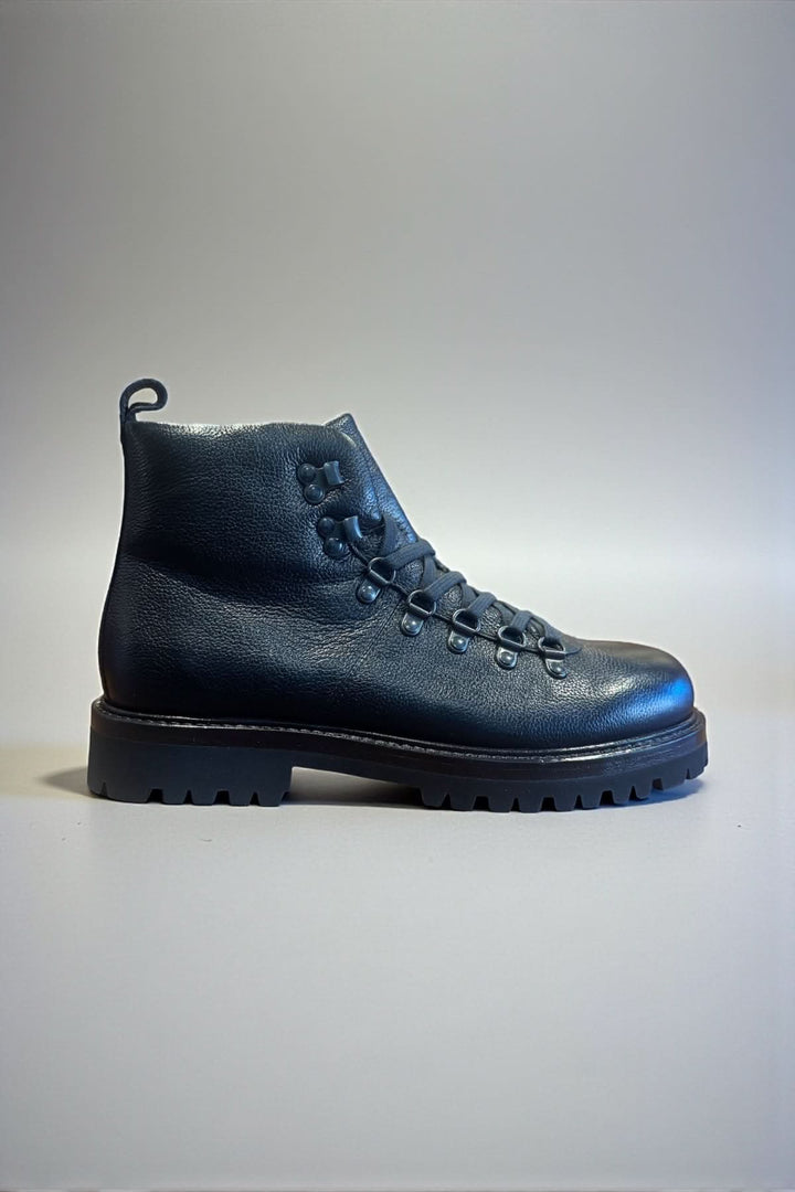 Bottine homme cuir texturé avec semelle crantée, style italien élégant, idéale avec pantalon en laine ou denim brut.