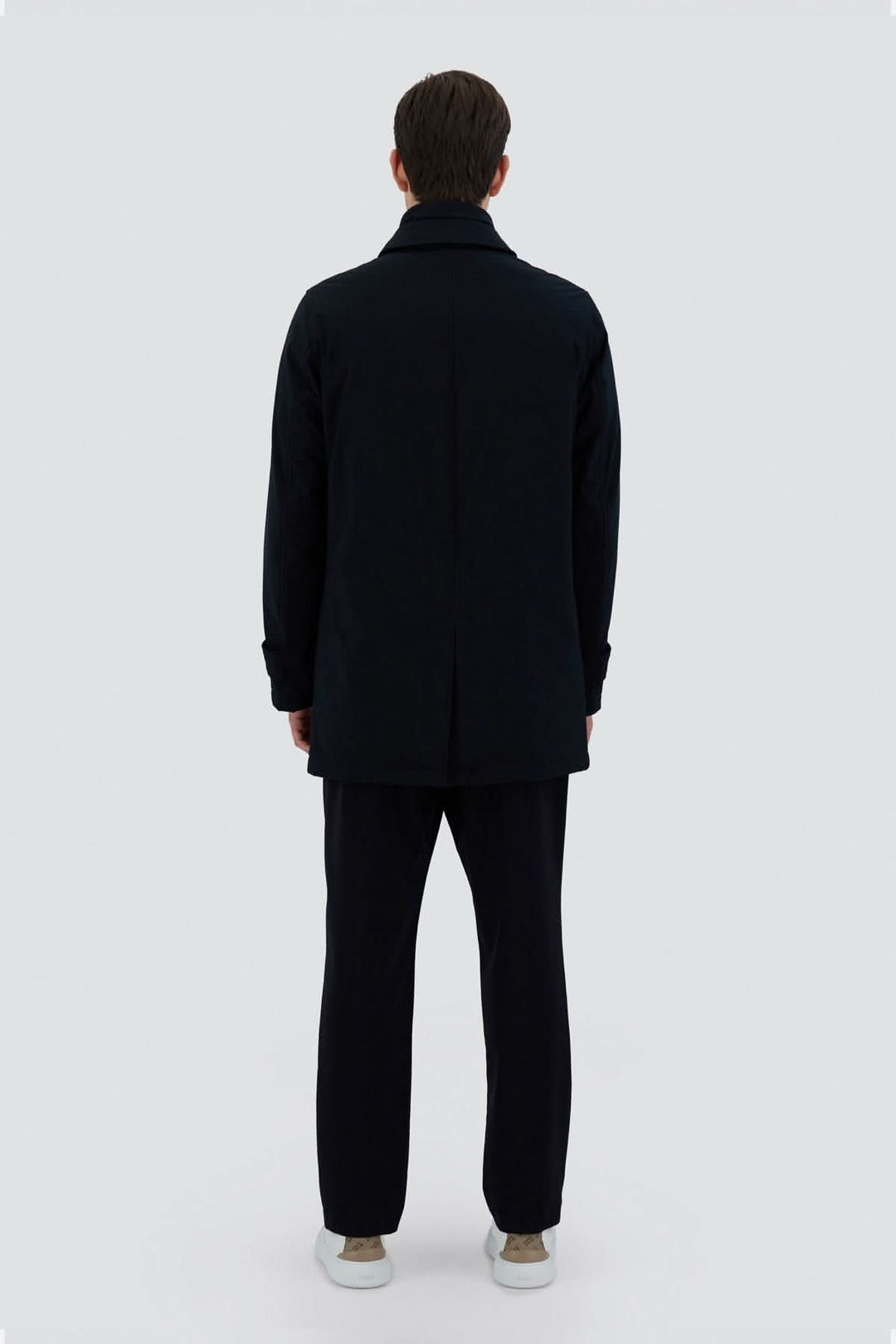 Vue arrière du Trench coat style washington montrant la silhouette classique et la texture résistante, idéal pour la ville et activités de plein air.