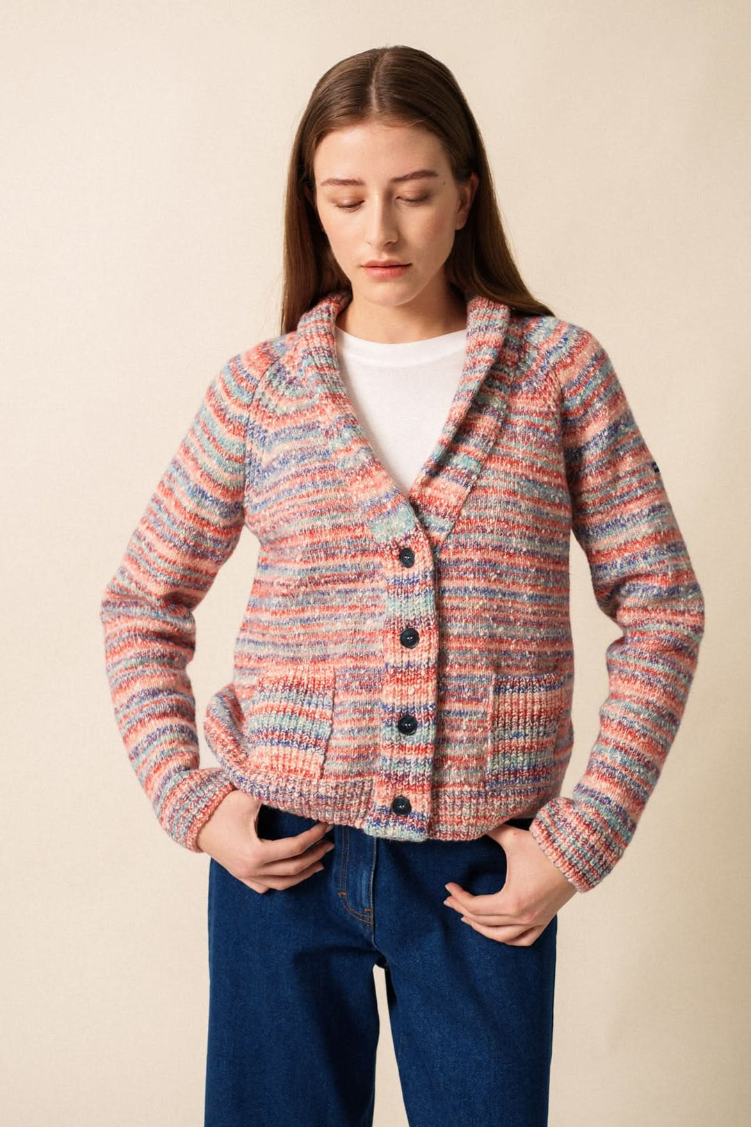 Cardigan ZURICH multicolore, confortable et décontracté, en maille chinée avec col châle pour un style cosy, porté par une mannequin.