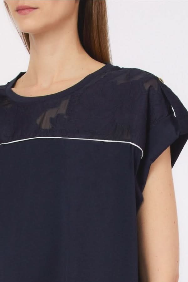 T-shirt with contrasting details