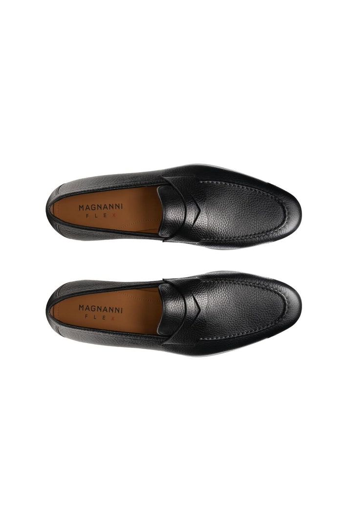 Mocassin Diezma ll en cuir noir élégant, collection Línea Flex, cuir de veau souple, confort moderne et flexibilité accrue.