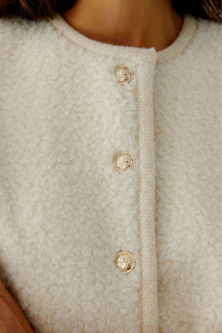 Cardigan court effet bouclette, boutons dorés