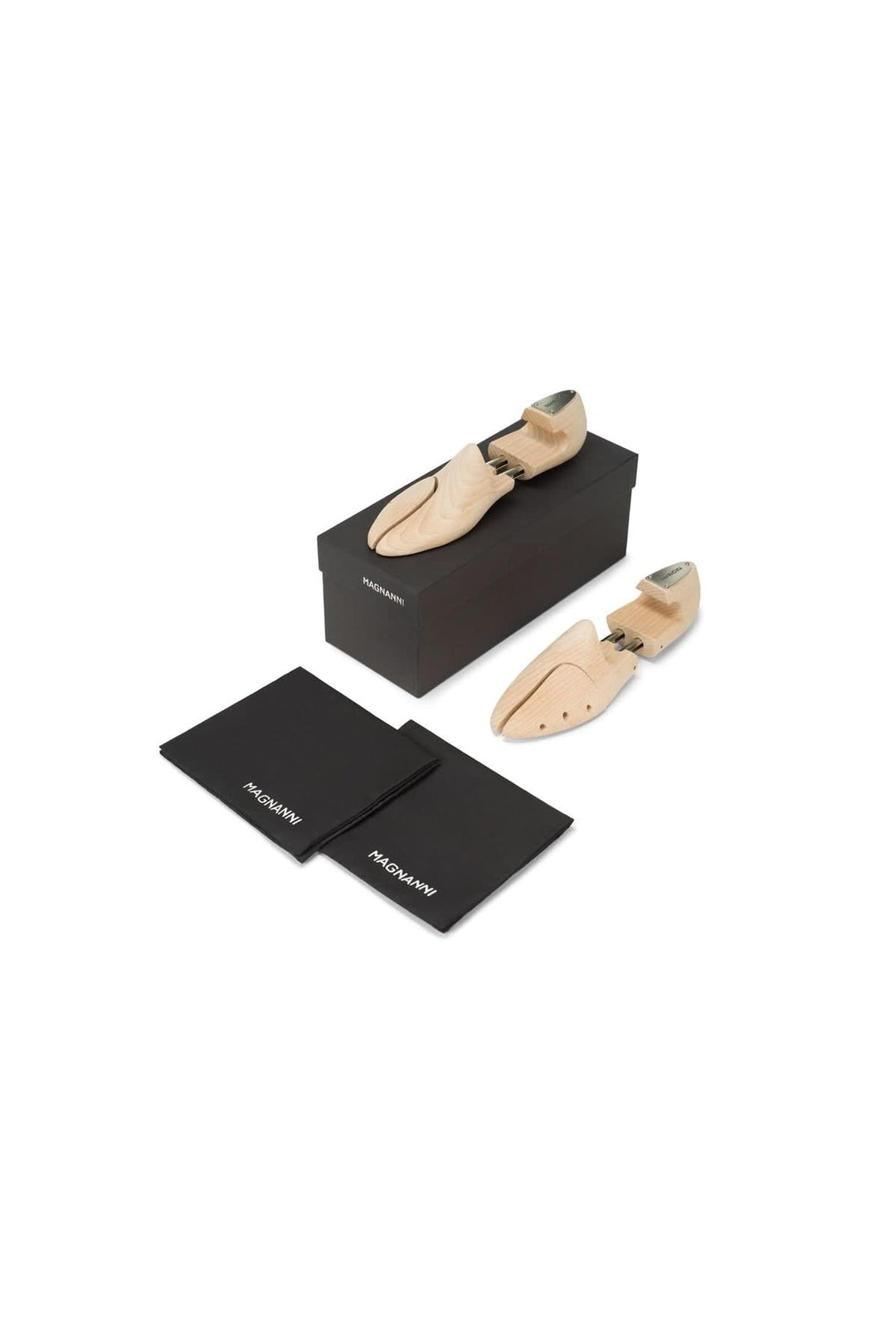 Embauchoir en bois de hêtre européen avec chaussures et housses Magnanni sur boîte noire, idéal pour préserver la forme des chaussures.