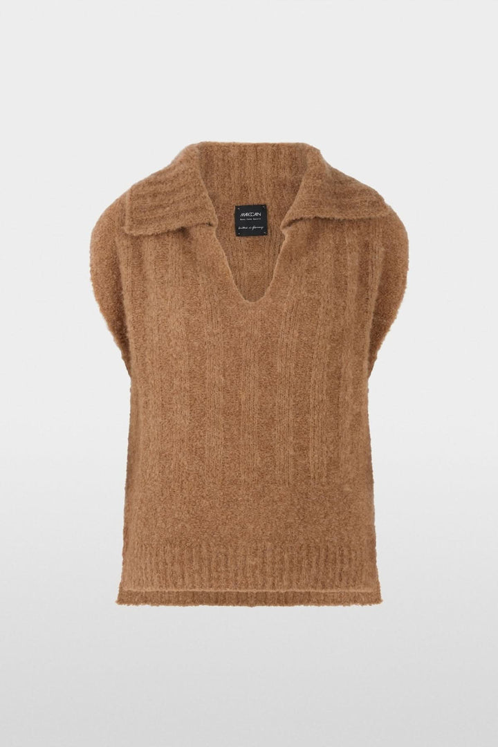 Veste sans manche tricoté en maille douce avec col chemise et encolure en V, idéale pour superpositions modernes et chaleureuses.