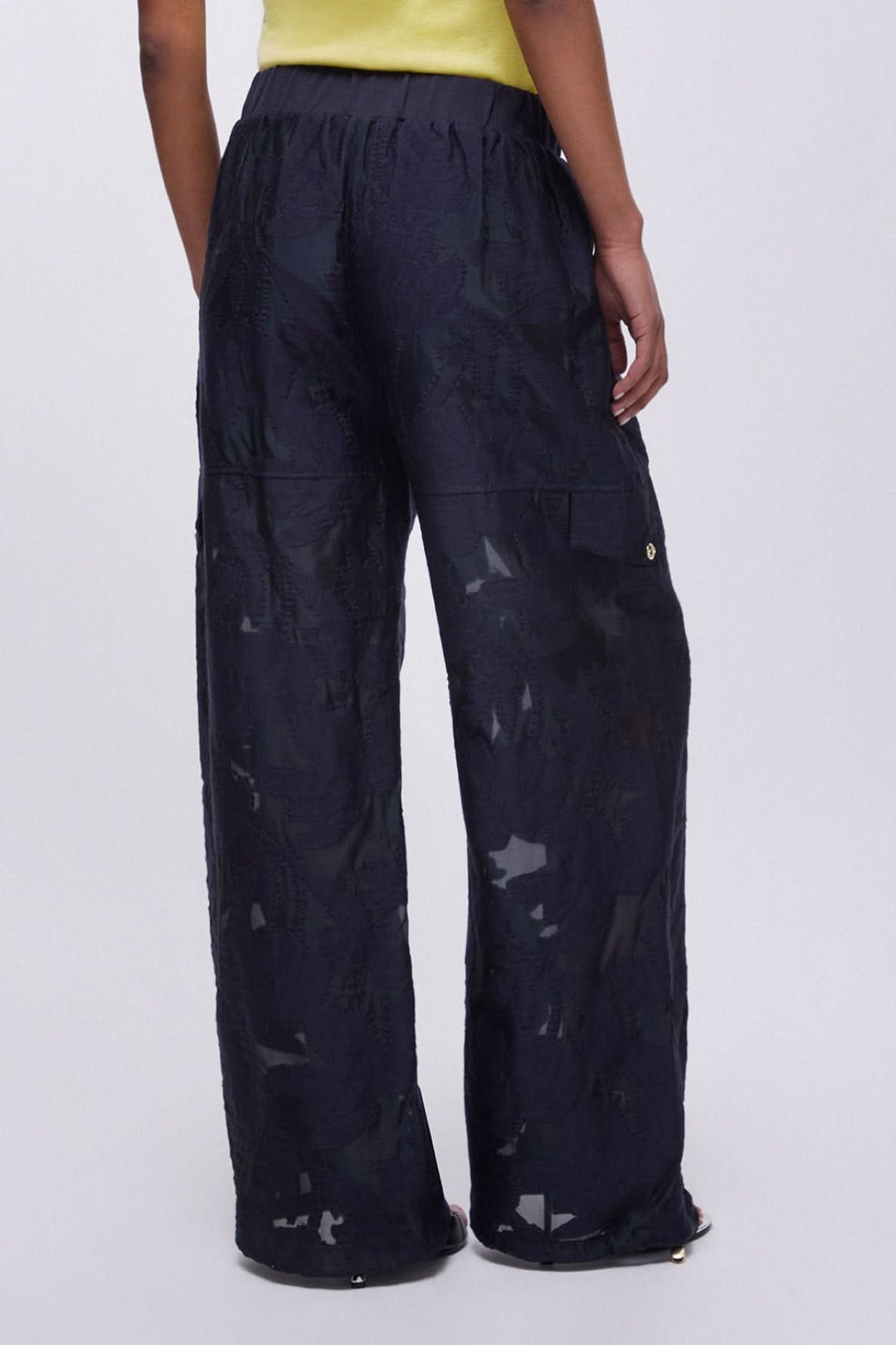 Loose-fitting joggers with cargo pockets