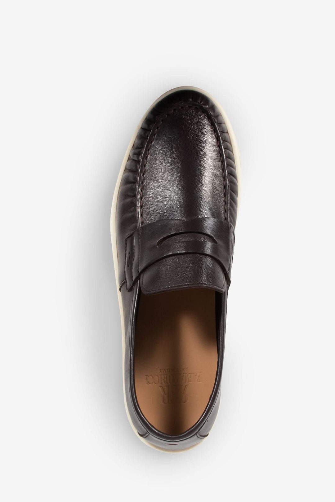 Mocassin de cuir Otto en cuir lisse avec bande style penny loafer, silhouette élégante et semelle contrastante.