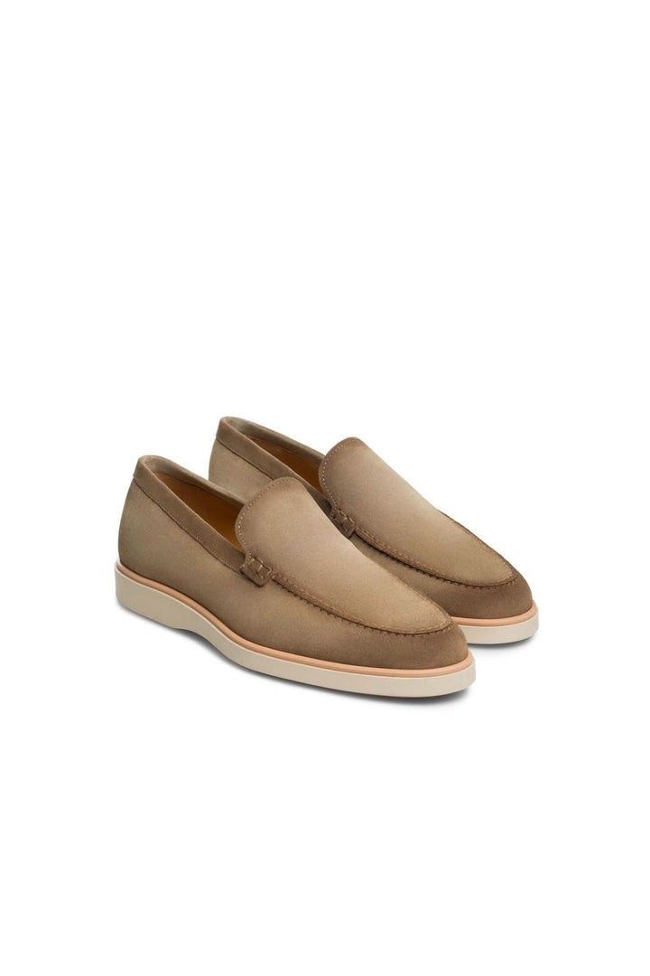 Mocassin Apolo en suede marron clair, style épuré et moderne, pour un look décontracté raffiné.