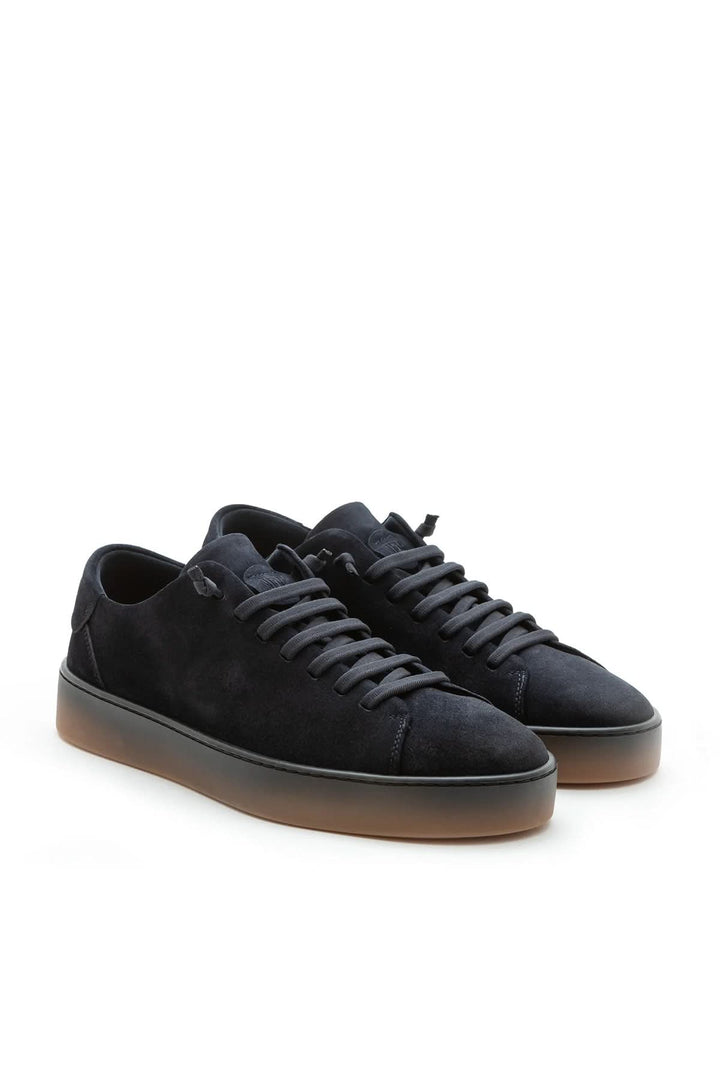 Sneaker homme cuir veau finition travaillée, élégante et confortable, avec lacets élastiques et semelle haut de gamme.