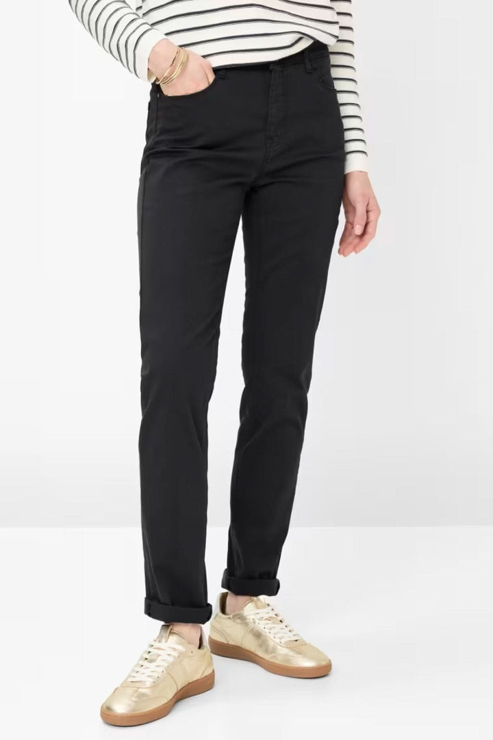 Pantalon MARY en coupe droite avec poches, porté pour un look polyvalent et classique.