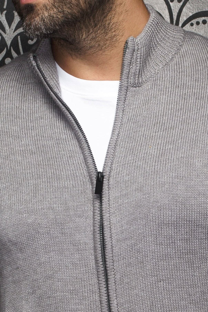 Chandail en mérinos gris pâle avec zip, col montant et ajustement confortable.