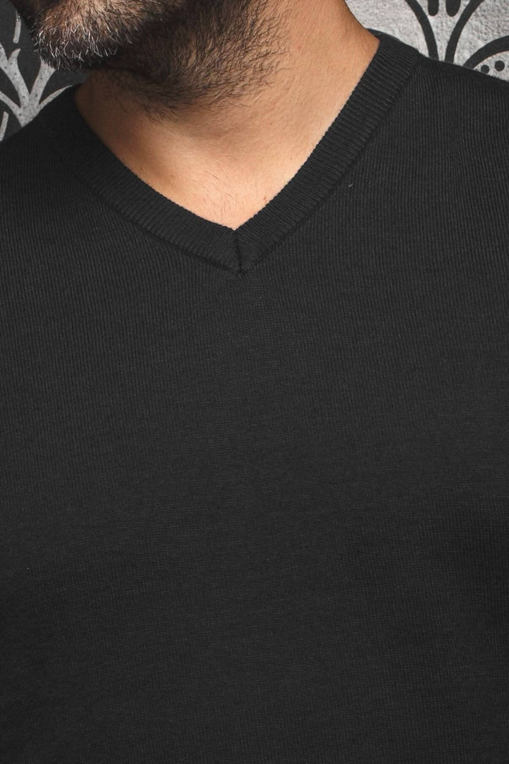 Chandail col en V en mérino noir, avec tissu côtelé, pour un look élégant et confortable.