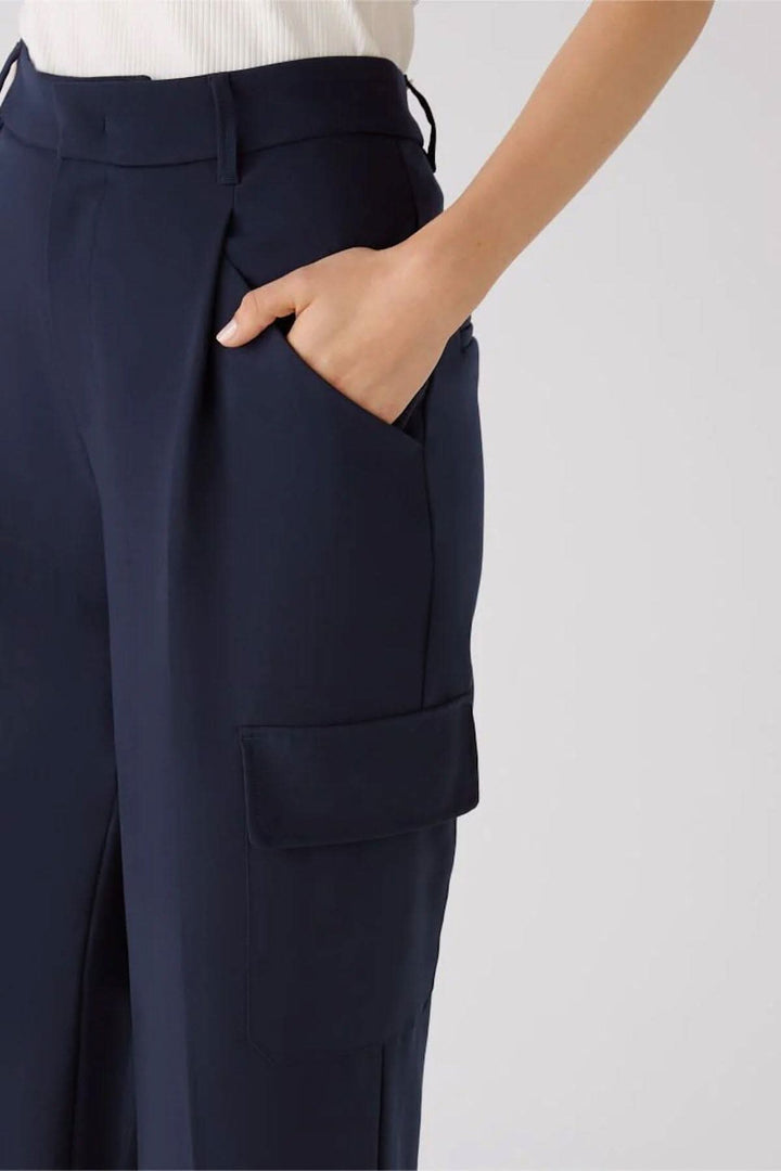 Pantalon cargo coupe large avec poches latérales, style décontracté et confortable.