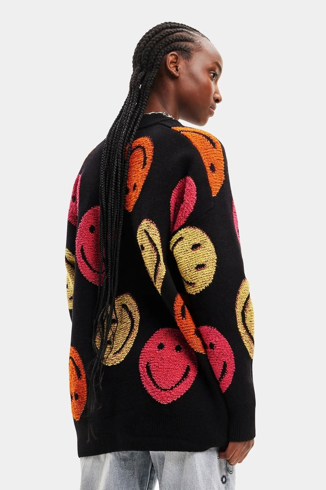 Pull ample noir avec imprimé bonhommes sourire colorés, manches longues, coupe décontractée et en grosse maille.