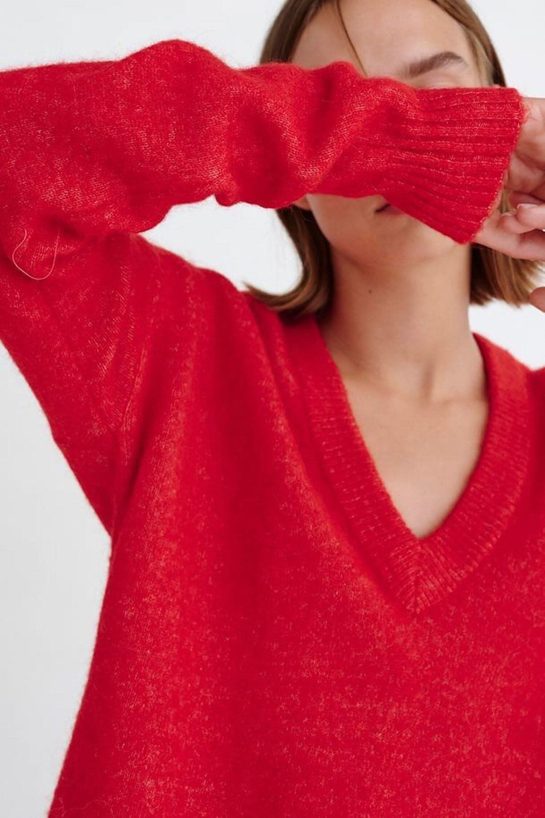 Chandail Papina rouge en V, coupe décontractée, matériaux 32% alpaga, 32% laine, 30% polyamide, 6% élasthanne.