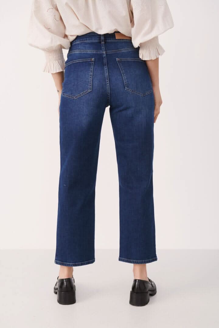 Dos du jean Judy à jambe droite et taille haute, couleur bleu foncé, avec un style décontracté et coupe moderne.