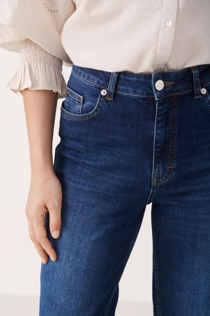 Jean Judy à jambe droite, taille haute et teinte foncée classique, parfait pour toutes les silhouettes.