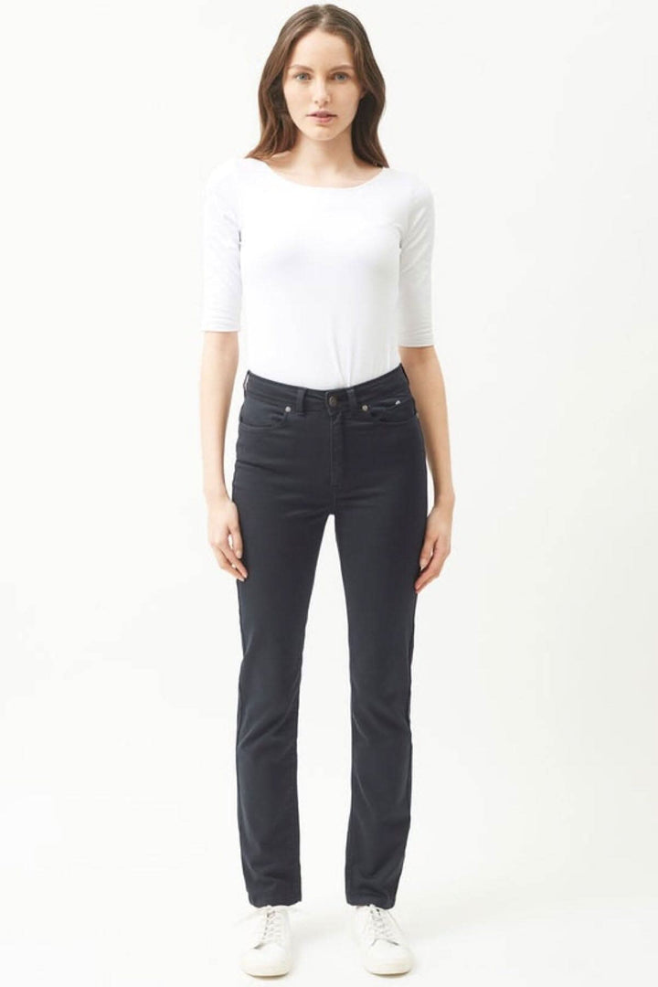 Femme portant le pantalon MIMOSA COULEUR, jean ajusté taille haute en coton extensible.