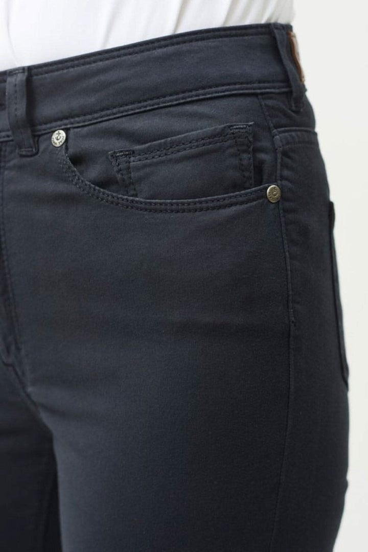 MIMOSA COULEUR pantalon en jean noir, taille haute, matière extensible avec poches pratiques.