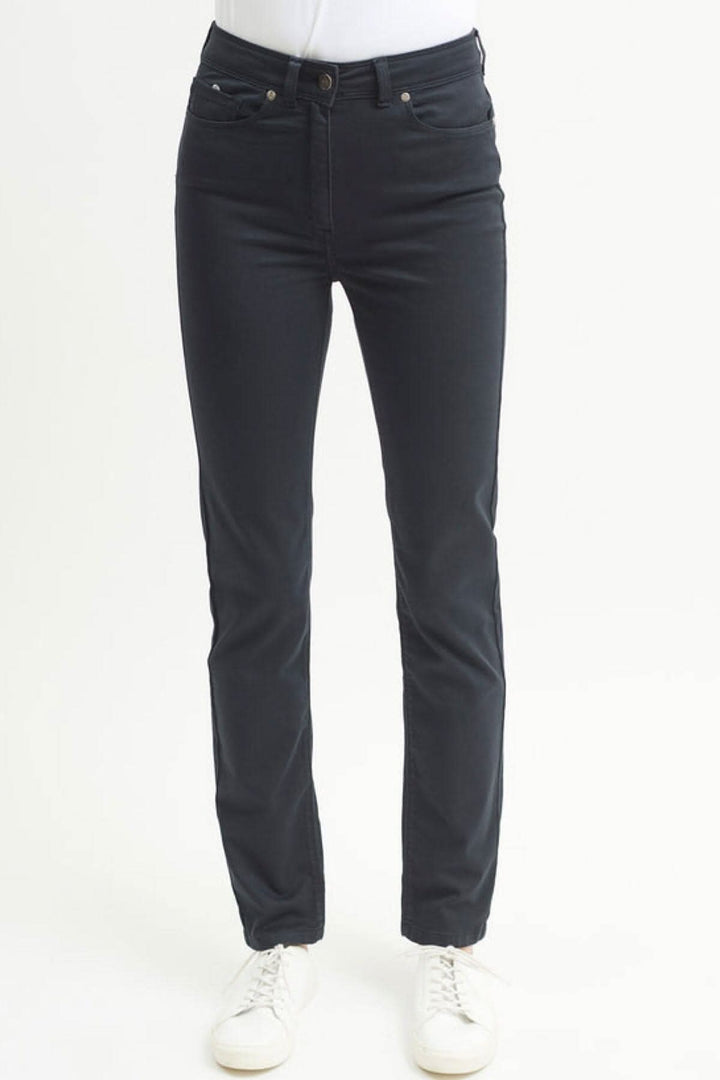 Pantalon MIMOSA COULEUR en jean noir ajusté avec taille haute et poches, coupe confortable.