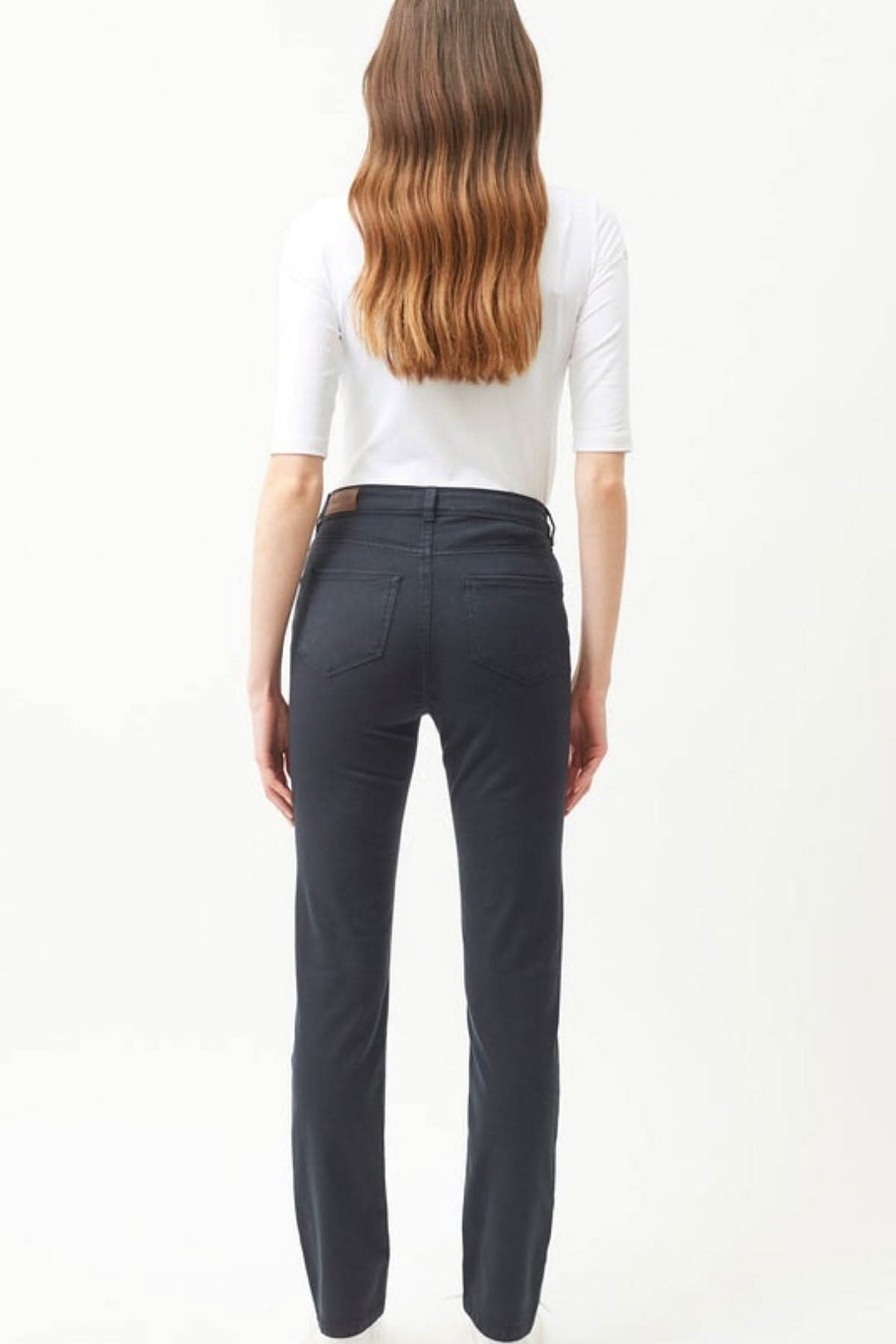Femme vue de dos portant le pantalon MIMOSA COULEUR, coupe ajustée, taille haute et tissu extensible.