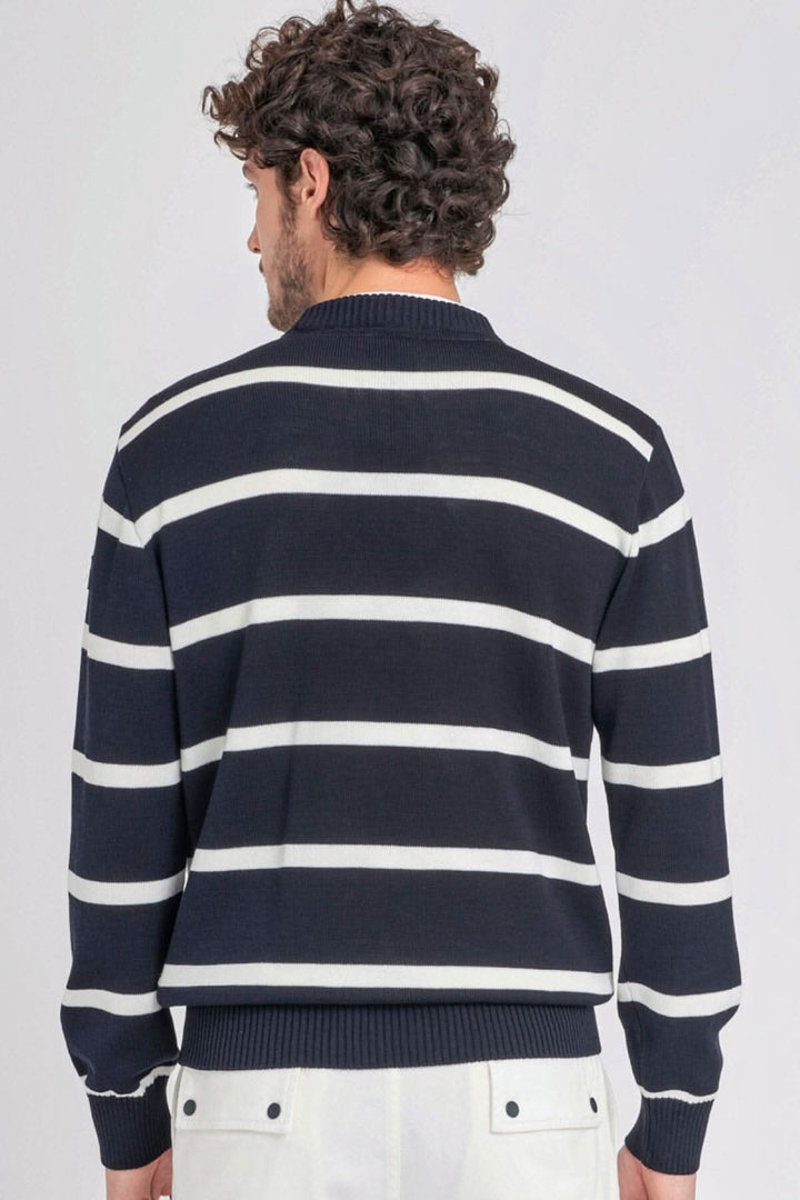 Pull en laine de Bretagne avec motif à rayures blanches et bleu marine, vue arrière, parfaite pour l'automne.