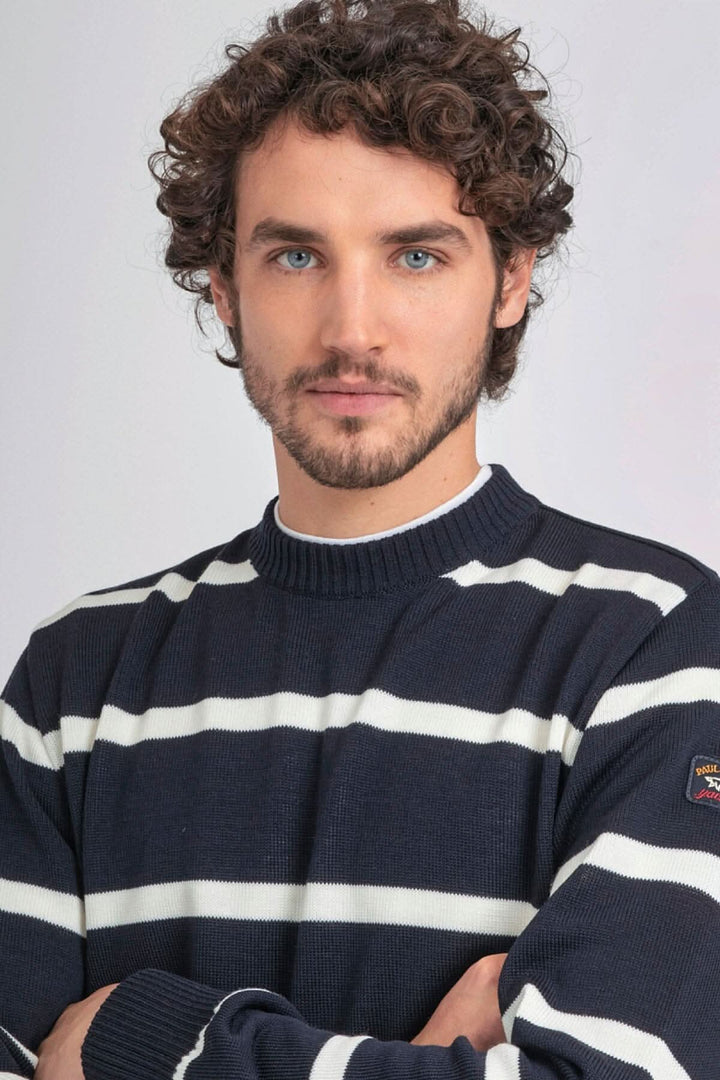 Homme portant un pull en laine à rayures de la marque Paul & Shark, style décontracté et élégant.